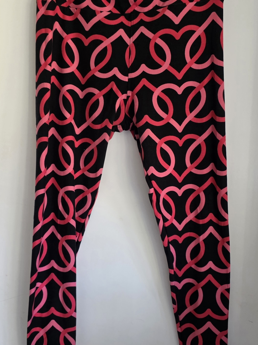 LuLaRoe Black Leggings with Pink Heart-Link Pattern TC